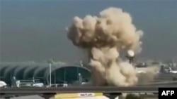 Дым над міжнародным аэрапортам у Дубаі 7 сакавіка. Скрын, зроблены зь відэазапісу, распаўсюджанага ў сацыяльных сетках