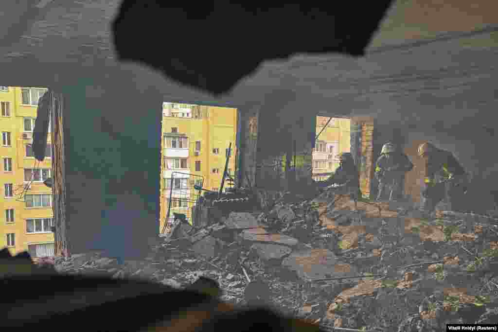 Vatrogasci gase požar nakon ruskog napada dronom na stambenu zgradu u Harkivu, Ukrajina, 7. juna 2025.