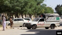 Pjesëtarët e sigurisë së Pakistanit gjatë kontrollit të vendit ku ishin rrëmbyer dy mësues kinezë më 24 maj në Baloçistan