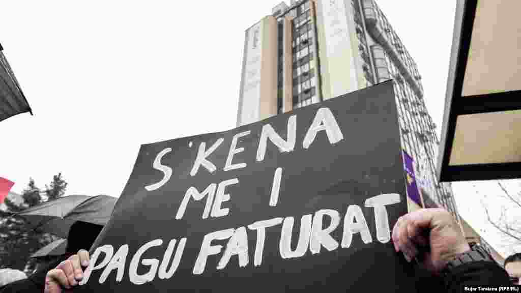 "S'kena me i pagu faturat", është slogani që u pa në protestën në Prishtinë. 