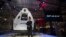 Elon Musk pózol a Dragon 2 űrhajó előtt, Kalifornia 2014. május 29.  REUTERS/Mario Anzuoni 