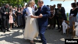 Fosta ministră de externe a Austriei Karin Kneissl dansează cu Vladimir Putin în Gamlitz, Austria, 18 august, 2018.