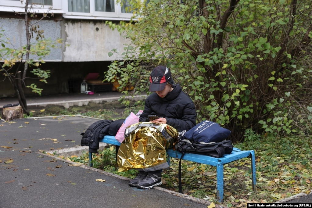 Хлопчик із термоковдрою після обстрілу у Деснянському районі