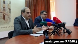 Փաստաբանների պալատի գործող և նախկին նախագահներ Սիմոն Բաբայանը և Արա Զոհրաբյանը ասուլիսի ժամանակ, Երևան, 10-ը փետրվարի, 2025թ.