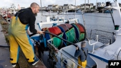 Pe 11 martie 2026, pescarii alimentează cu motorină de calitate inferioară barca de pescuit „Penn Ivik” în portul Le Guilvinec, din nord-vestul Franței. „Motorina diesel e prea scumpă, deja”.