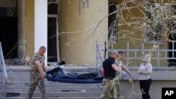 یک غیر نظامی که در اثر حملات راکتی روسیه کشته شده است. آرشیف