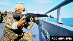 یک نیروی سپاه پاسداران بر روی ناو «شهید رودکی»