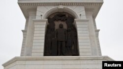 Один з монументів із барельєфом Нурсултана Назарбаєва в Астані