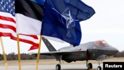 ესტონეთის, ნატოსა და აშშ-ის დროშები საავიაციო პოლიგონზე 