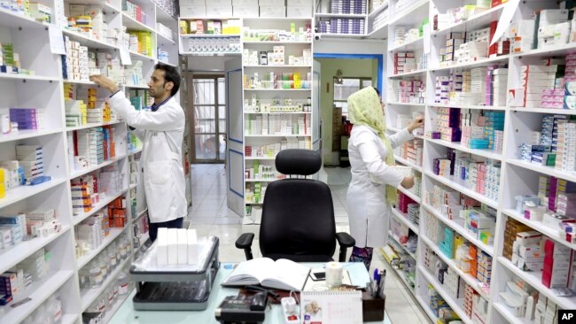 داروخانه‌دارها می‌گویند که شرکت‌های بیمه هفت ماه است مطالبات آنها را نپرداخته‌اند