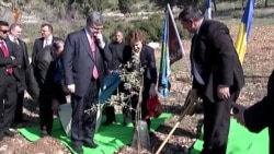 Родина Порошенків посадила оливкове дерево в «Гаю Націй» (відео)