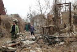 Местные жители на неподконтрольных Украине территориях в Донбассе