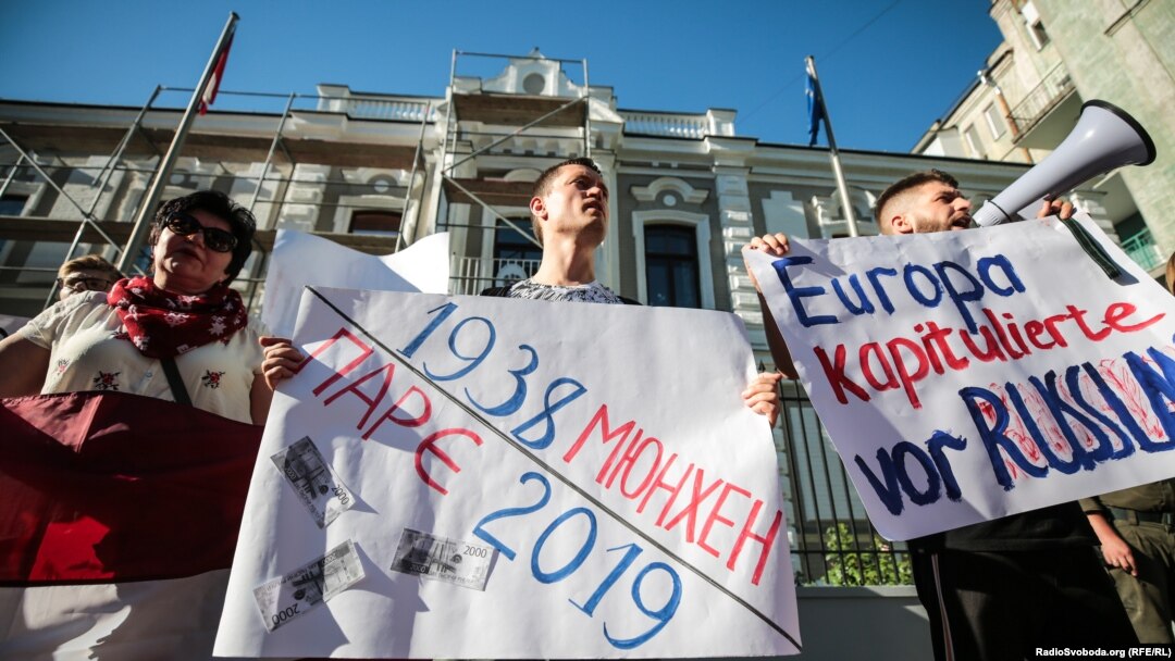 Protest al ucrainienilor împotriva stateleor europene care au votat pentru revenirea Rusiei în Adunarea Parlamentară a Consiliului Europei, Kiev, 26 iunie 2019