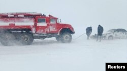 საგანგებო სიტუაციების სამსახურის ავტომანქანა ცდილობს ოდესის ოლქში, ნამქერში ჩარჩენილი მსუბუქი ავტომობილის დახმარებას. 2023 წლის 27 ნოემბერი