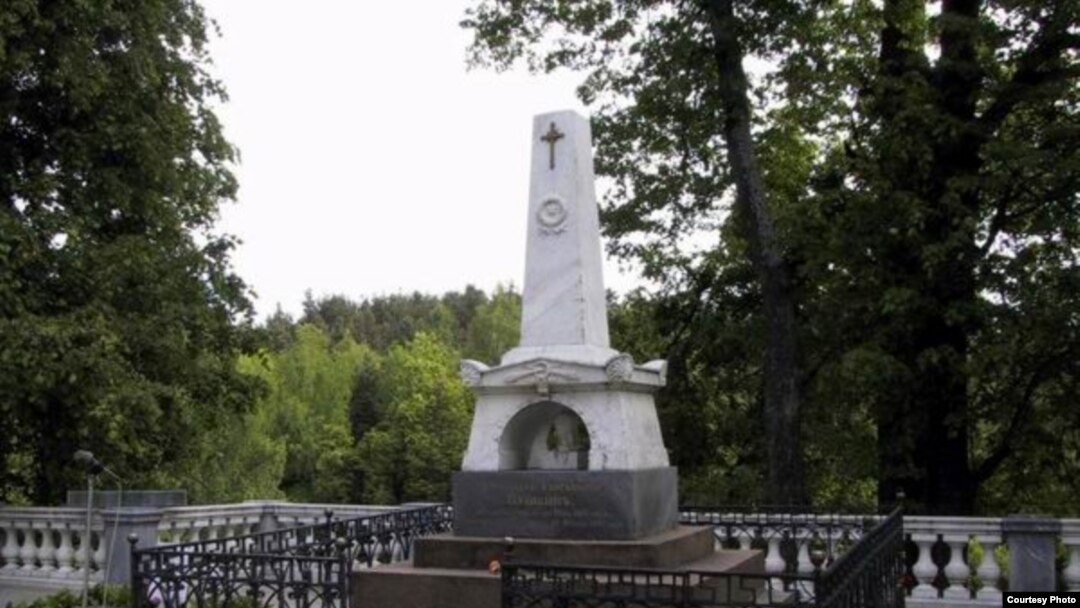 Могила А.С Пушкина. [Фото — <a href="http://museum.ru" target=_blank>Музеи России</a>]
