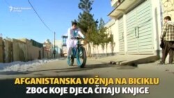 Afganistanski bicikl s knjigama za djecu koja čitaju