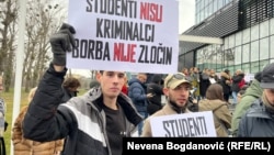 Protest dela studenata i profesora ispred rektorata 11. decembra, sa kojeg je zatražena smena rektora Dejana Madića.