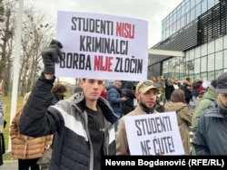 Studenti ispred zgrade Rektorata Univerziteta u Novom Sadu, 11. decembar 2024.