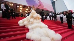 Cunoscut publicului larg pentru vedetele defilând pe covor roșu și petrecând pe iahturi, festivalul de film de la Cannes este și un mare târg (în imagine, actrița chineză Wan QianHui, pozând la ceremonia de deschidere a celei de-a 78-a ediții a festivalului, pe 13 mai 2025)