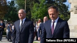 Președintele Igor Dodon și cel al Parlamentului, Andrian Candu, fotografiați la Chișinău de Ziua Independenței