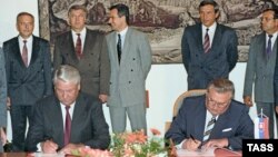 Міхал Ковач (справа) падпісвае дамову з прэдынтам Расеі Барысам Ельцыным (архіўнае фота).