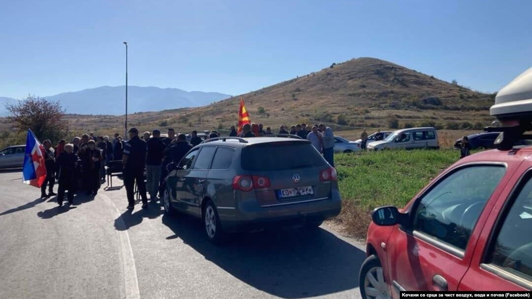 Блокада на пат како протест против загадување, Кочани.