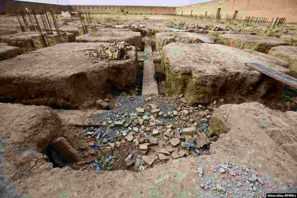 Babək qısa sürən mühakimədən sonra bu ərazidə şaqqalanaraq edam edildi. Onun başı əhalini qorxutmaq üçün Xorasana göndərildi. Bədəni isə Samirədə asıldı.