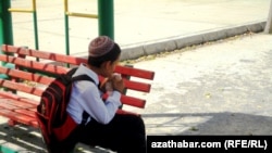 Mekdep okuwçysy, Türkmenistan, 2013.