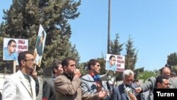 Jurnalistlər Beynəlxalq Mətbuat Gününü qəbiristanlıqda qeyd edirlər, 3 may 2007