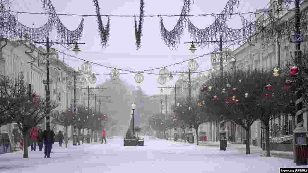 Улица Карла Маркса в Симферополе после снегопада