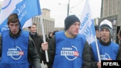 СПС в Думу, похоже, не проходит, но уже научился выходить на улицу