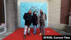 Авторы фильма "За нашу свободу" продюсер Виктор Кулганек, редактор Анна Мороз, режиссер Максим Миронов на премьерном показе