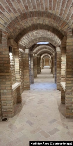 A földalatti folyosók is drága burkolatot kaptak Hatvanpusztán. A földalatti folyosókról egy korábban az építkezésen dolgozott munkás készített felvételeket. Ő Hadházy Ákosnak azt mondta, hogy a tégla borítás alatt 60 centiméteres betonfal van