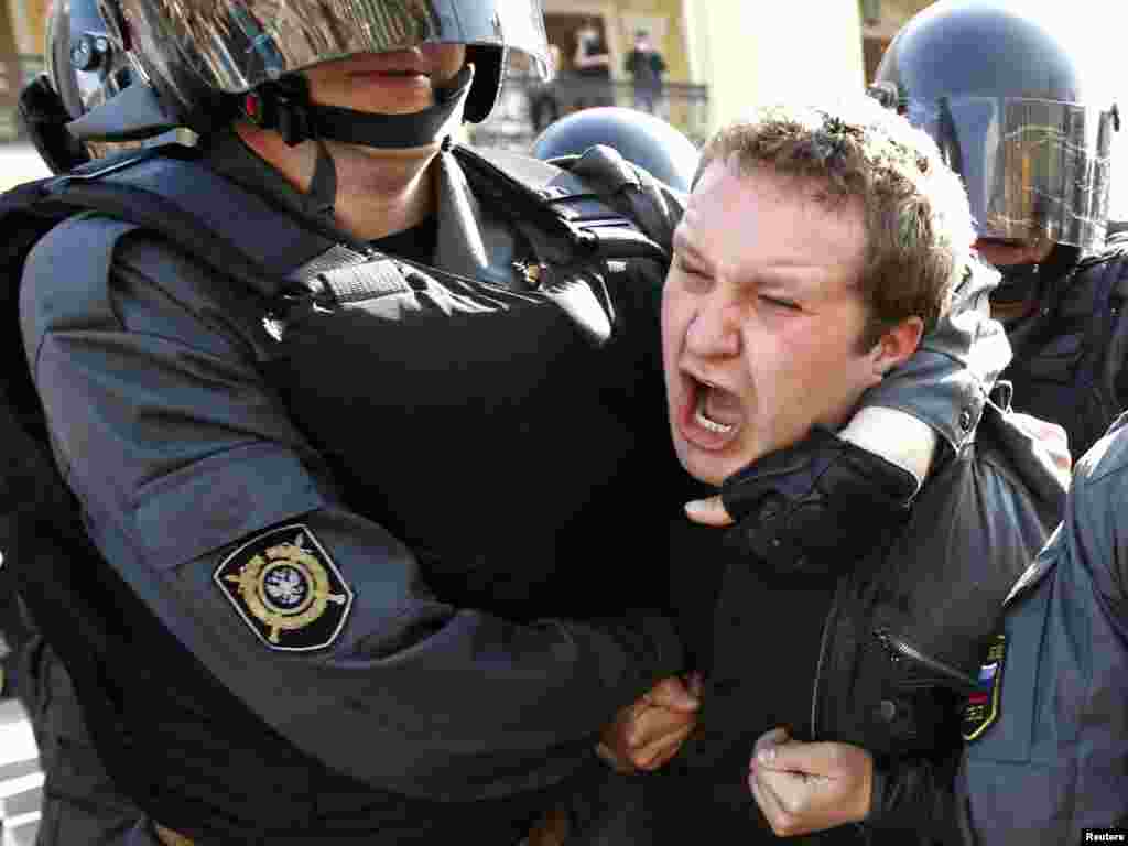 Поліція не дозволила провести в Москві та Петербурзі несанкціоновані акції на захист свободи зібрань, 31 травня. Photo by Alexander Demianchuk for Reuters