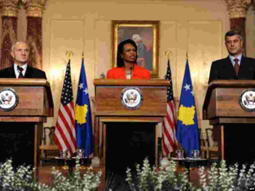 Takimi i presidentit Sejdiu dhe kryeministrit Thaçi me Sekretaren amerikane të Shtetit, Condoleezza Rice, 18 korrik 2008 - UNITED STATES, Washington : The President of Kosovo Fatmir Sejdiu (L), US Secretary of State Condoleezza Rice (C) and Kosovo Prime Minister Hashim Tachi (R) hold a press briefing on July 18, 2008 at the State Department in Washington, DC. AFP PHOTO / TIM SLOAN