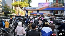 تشکیل صفی طولانی در مقابل یکی از پمپ‌بنزین‌های هانوی، پایتخت ویتنام، در روز سه‌شنبه