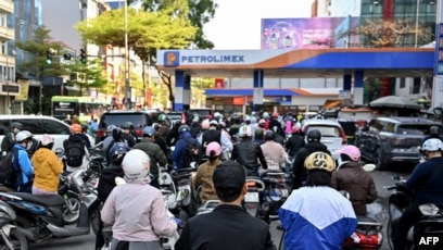 تشکیل صفی طولانی در مقابل یکی از پمپ&zwnj;بنزین&zwnj;های هانوی، پایتخت ویتنام، در روز سه&zwnj;شنبه