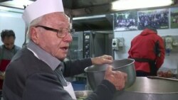 Римски бездомници добиваат оброк од 90 годишен „херој“