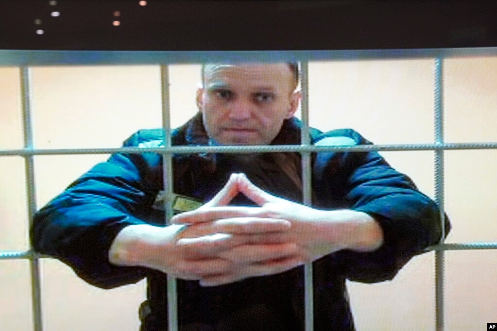 Navalny appare tramite collegamento video in un'aula di tribunale di Mosca il 24 maggio 2022.    L'avvocato Vadim Kobzev ha dichiarato il 21 luglio 2023 che Navalny è stato mandato in isolamento per 13 giorni per "aver presentato se stesso impropriamente a una guardia".  Era la sua 17esima volta in una cella di isolamento punitivo dall'agosto 2022. Il giorno prima, i pubblici ministeri avevano chiesto al tribunale di condannarlo ad altri 20 anni con accuse che includevano l'estremismo.   