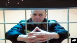 Russian opposition leader Aleksei Navalny appears via video link at a hearing in a Moscow court in May 2022.