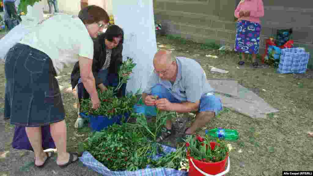 La intrarea &icirc;n cimitirul Sf. Lazar ( zis Doina) la Chișinău