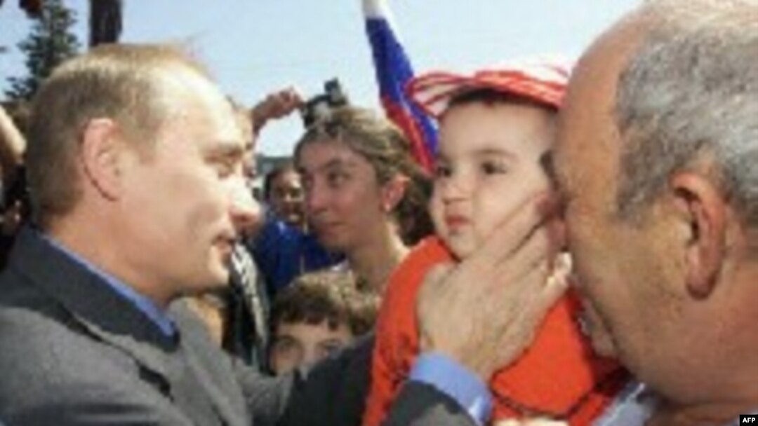 Президент Путин во время визита в Кабардино-Балкарию в 2001 году