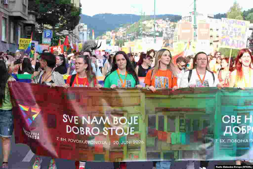 "Sve nam boje dobro stoje" poruka je da različitosti nisu prijetnja, već bogatstvo društva, naveli su organizatori, dodajući da Bosna i Hercegovina ima dugu tradiciju zajedničkog života ljudi različitih identiteta i uvjerenja.
