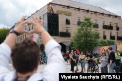 Прайд сутыкнуўся з апазыцыяй з боку хрысьціянскіх арганізацый. Яе прадстаўнікі акрапілі калёну сьвятой вадой.
