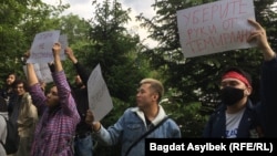 Активисты «Oyan, Qazaqstan» у здания полиции, куда был доставлен администратор паблика Qaznews24 Темирлан Енсебек после обыска у него. Алматы, 15 мая 2021 года