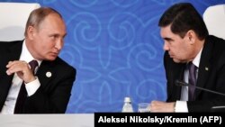 Russiýanyň prezidenti Wladimir Putin we Türkmenistanyň prezidenti Gurbanguly Berdimuhamedow. Arhiwden alnan surat.