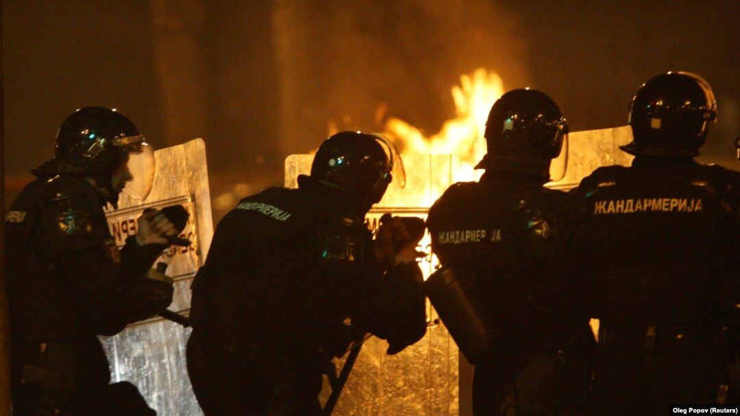 Policija u vreme paljenja ambasada u Beogradu na dan proglašenja nezavisnosti Kosova 2008. godine