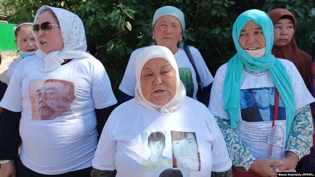 Кытайдын Алматыдагы консулдугунун алдына пикетке чыккандар. 1-июнь, 2021-жыл. 