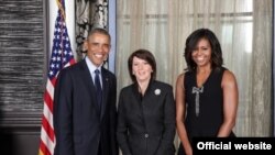 Presidenti Barack Obama me bashkëshorten e tij Michelle dhe presidenten e Kosovës Atifete Jahjaga (në mes) 