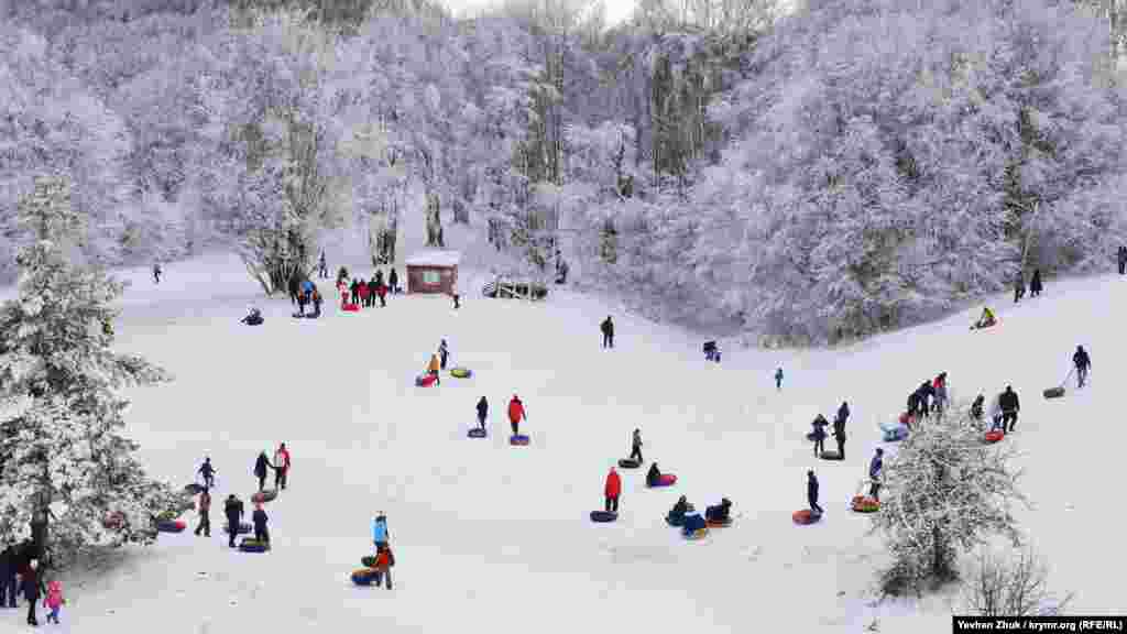 На вихідні дні взяти участь у снігових розвагах приїжджають сотні людей